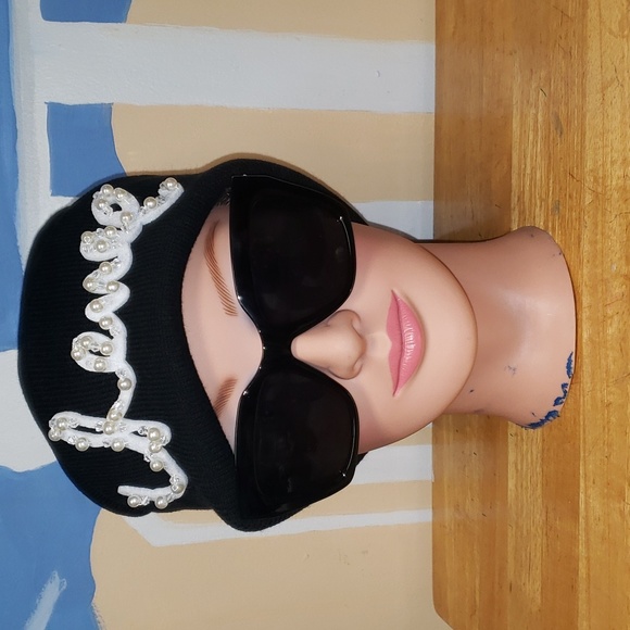 Fashion sunglasses and winter hat - Picture 2 of 13